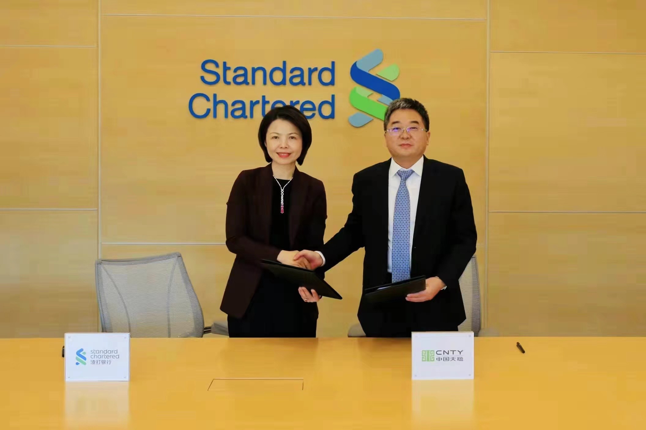 渣打中國(guó)副行長(zhǎng)魯靜和中國(guó)天楹董事長(zhǎng)嚴(yán)圣軍代表雙方簽訂協(xié)議